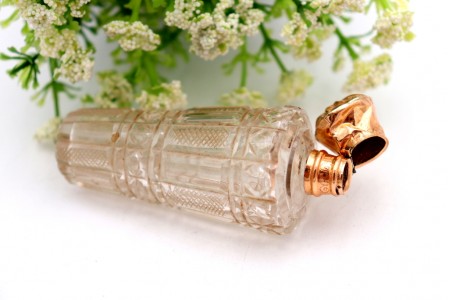 Frasco de perfume em vidro lapidado com tampa com relevos em ouro